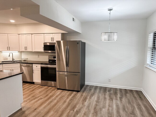 Foto del edificio - Spacious Renovated 3-Bedroom Condo Near UT...