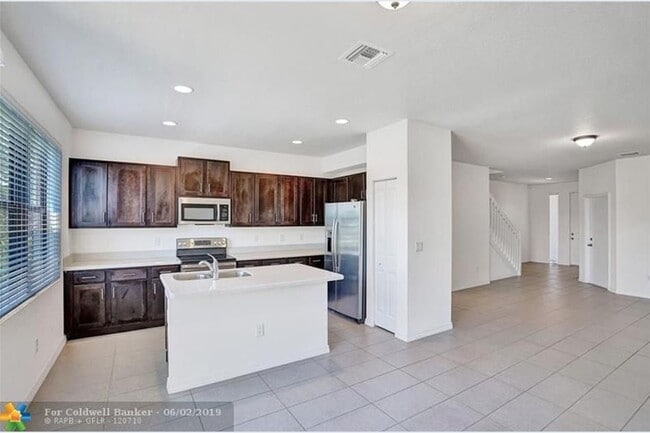 Foto del edificio - Beautiful Townhouse 3 -2.5 baths