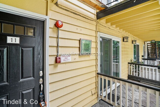 Building Photo - 2 br, 1 bath House - 3531 SW Troy St #11