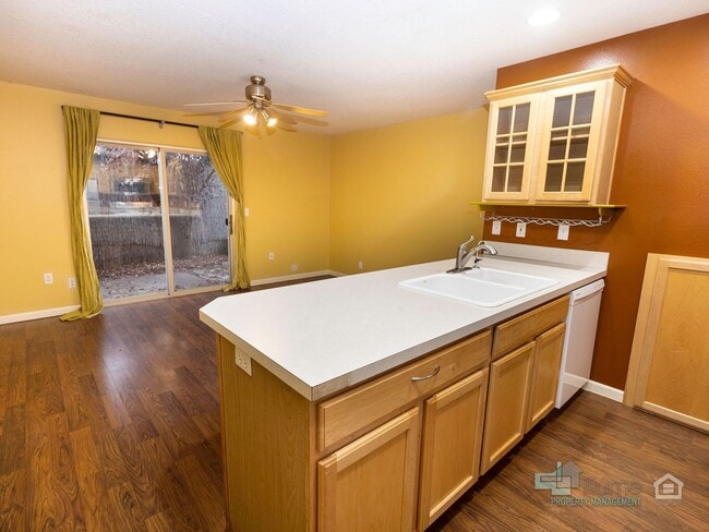 Building Photo - 5215 SE Pardee St