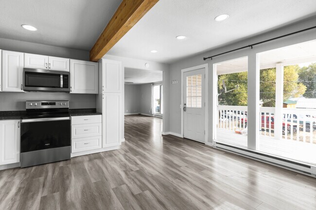 Foto del edificio - 3265 US Highway 2 W