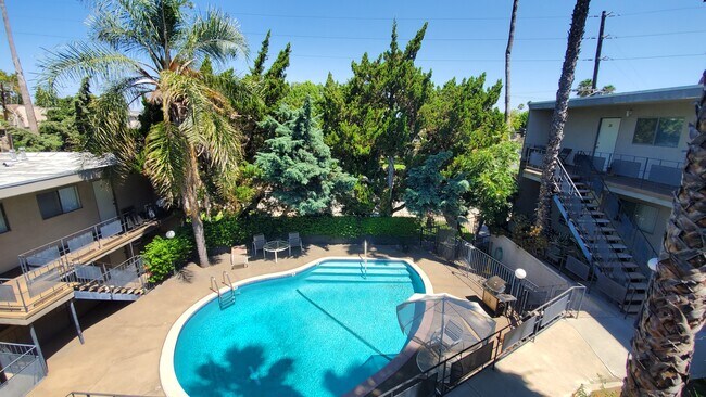Piscina - 15106 W Magnolia Blvd