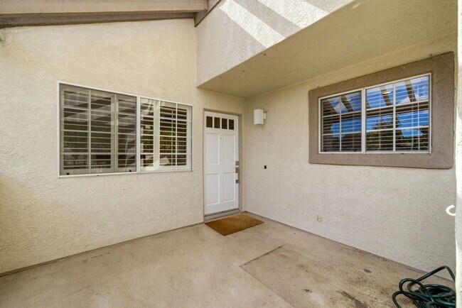 Foto del edificio - Remodeled Upstairs End Unit In Coral Gardens
