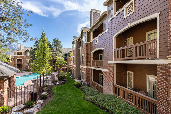 Ubicado en Cottonwood Heights - Pinnacle Highland Apartments