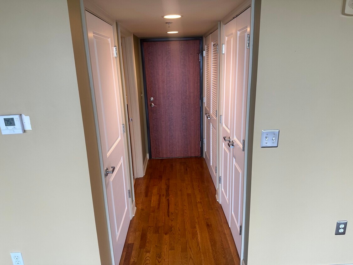 Main entry and hallway - 600 Admiral Blvd