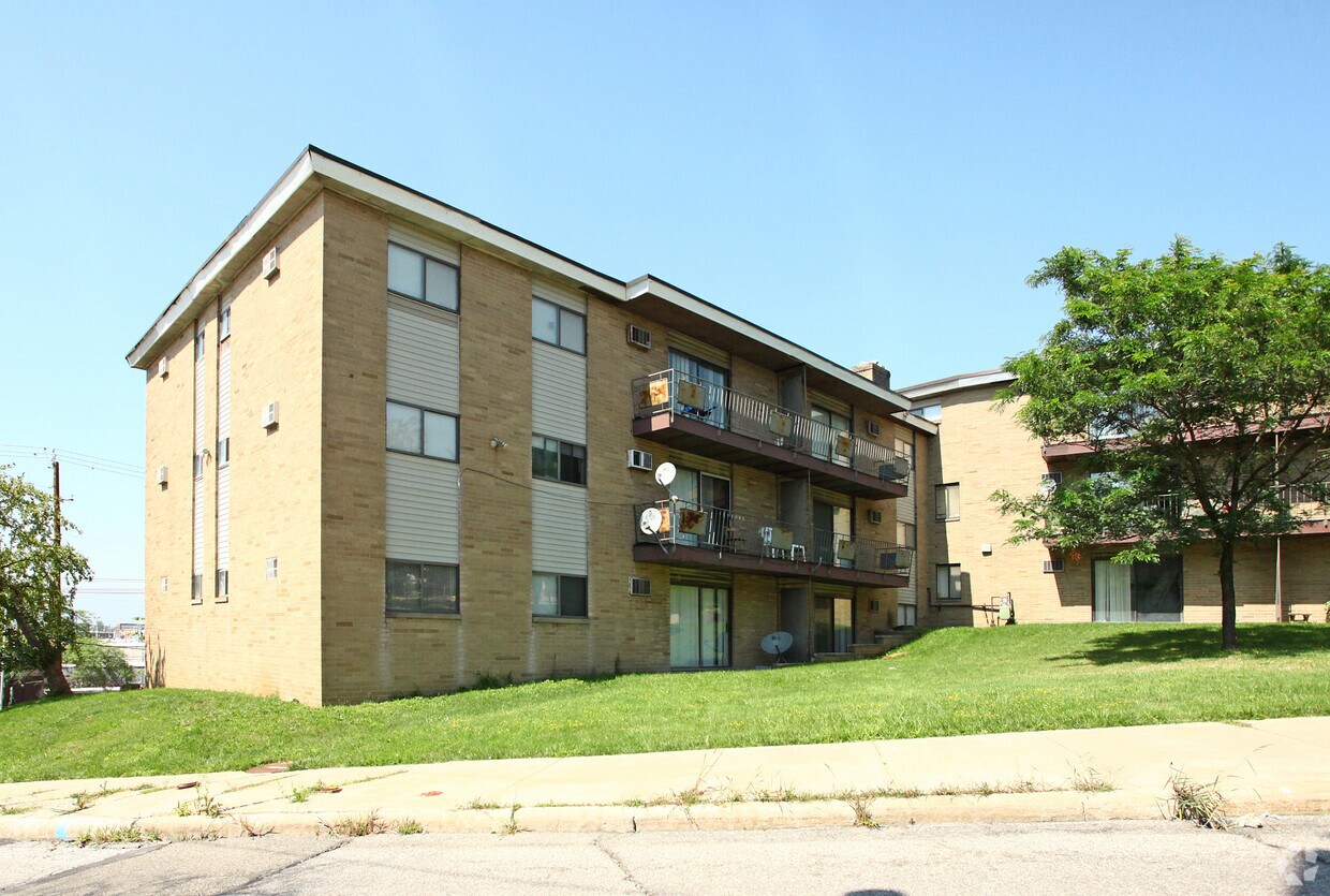 Euclid Estates Apartments in Cleveland, OH