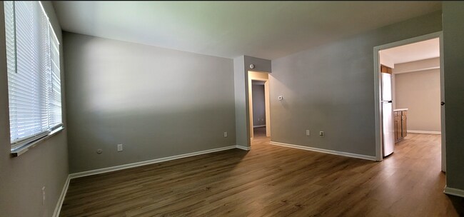 Building Photo - 3006-3008 Creekview Circle