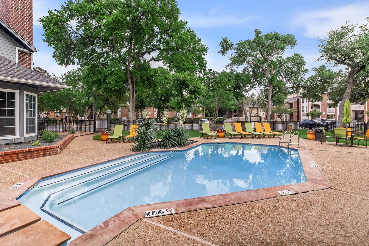 Primary Photo - Villas at Shadow Oaks| 6 Weeks Free | Post...