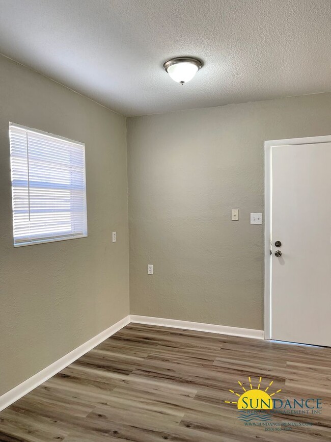 Building Photo - Efficient 1 Bedroom Unit in Fort Walton Beach