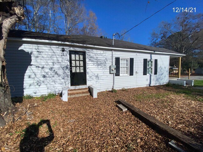 Building Photo - 107 Ford St