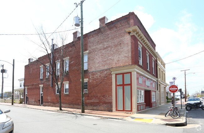 Building Photo - 1601 W Cary St