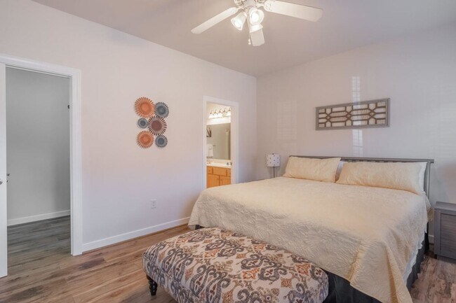 Foto del edificio - Three Bedroom Townhouse with First Floor P...