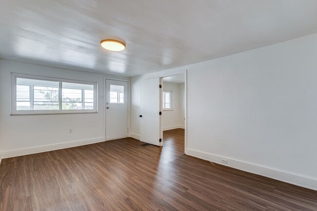 Building Photo - 2316 Cobden St