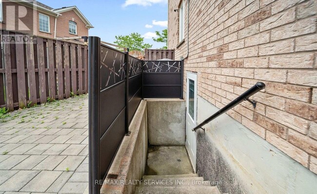 Building Photo - 14 Saddleback Square