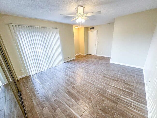 Foto del edificio - 1855 N Congress Ave