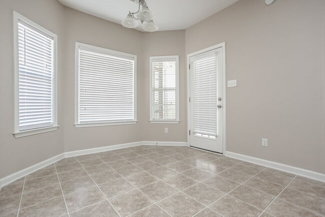 Building Photo - 984 Cully Rd