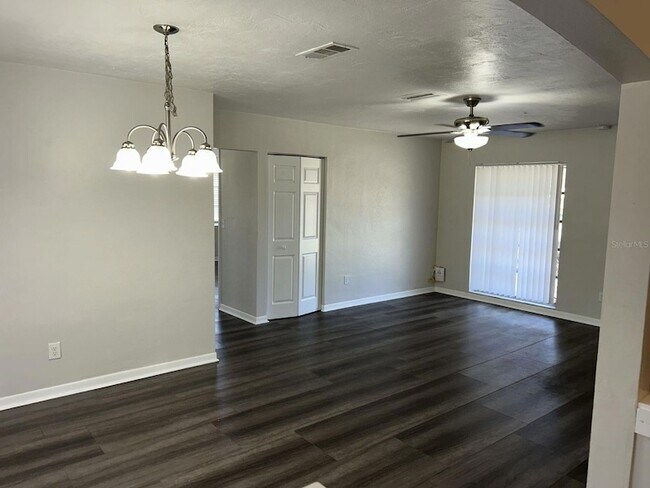 Foto del edificio - 1241 Pilgrim Rd