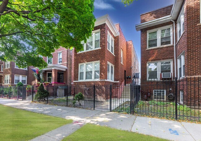 Foto del edificio - 4426 N Bernard St