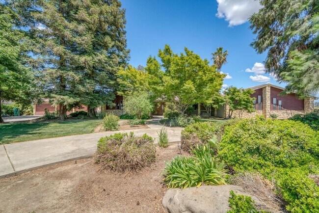 Building Photo - 4 br, 3 bath House - 11098 E Belmont Ave