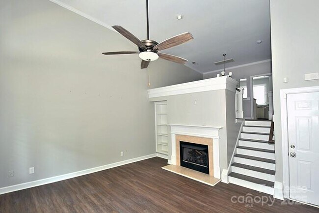 Building Photo - 4939 S Hill View Dr