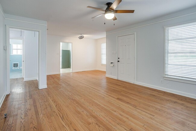 Building Photo - Fresh on the Market-  2 Bed, 1 Bath home i...