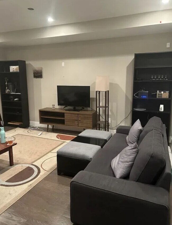 Foto del edificio - “Elegant 3-Story Home Showcasing High-End Renovation, Gourmet Kitchen, and Private Deck for Moder...