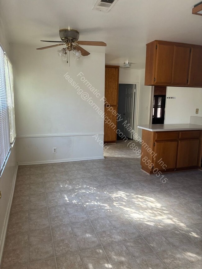 Foto del edificio - 14843 Disney Ave