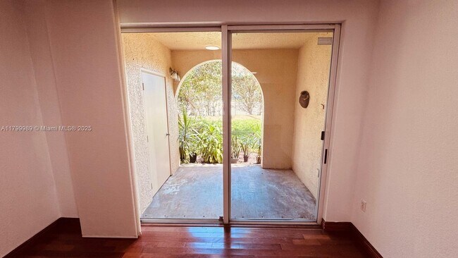 Foto del edificio - 2516 Centergate Dr