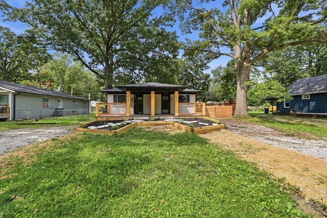 Building Photo - 3660 N Sadlier Dr