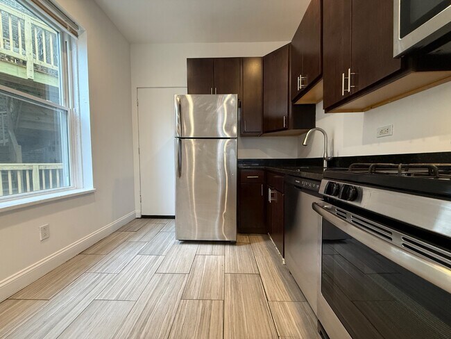 Building Photo - Rogers Park 2 Bed 1 Bath W/ Sun Room / Dog Friendly