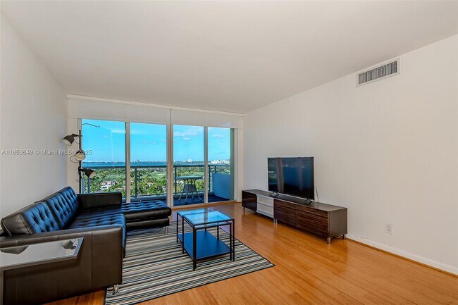 Foto del edificio - 5600 Collins Ave