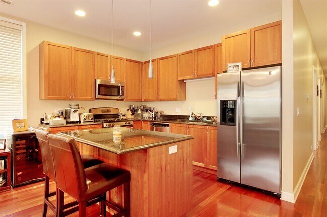 Building Photo - 1449 N Wicker Park Ave