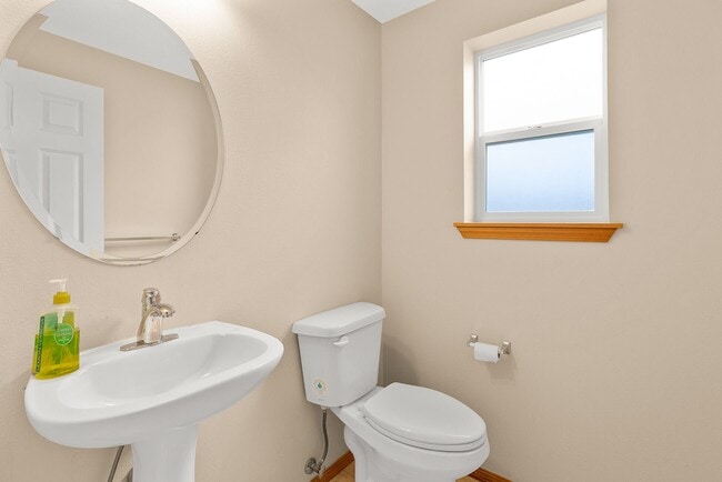 Building Photo - Beautiful 4 bedroom 2.5 bath in Maple Valley