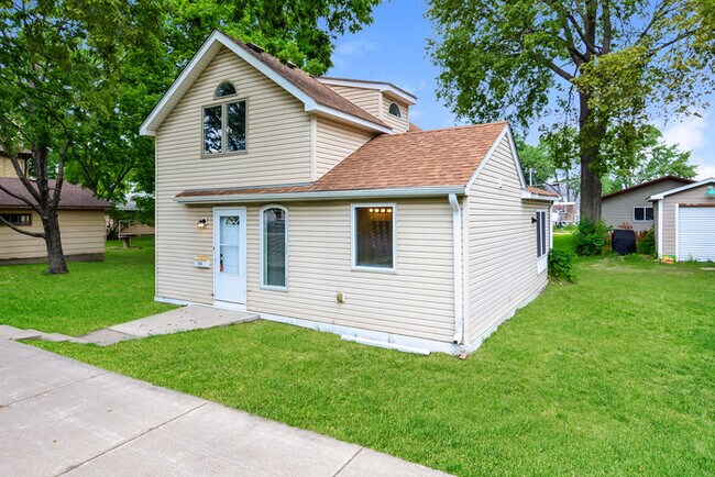 Building Photo - Quiet 3 bed, 1 Bath Shakopee Home with Upd...