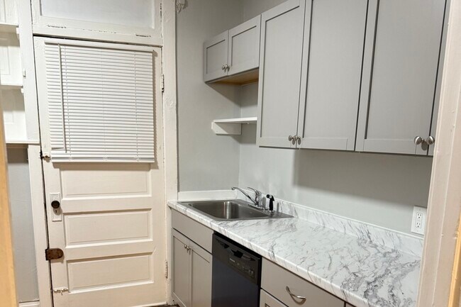 Foto del edificio - 229 Washington Blvd