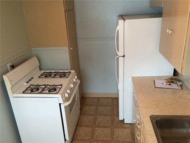 Foto del edificio - 611 W 37th St