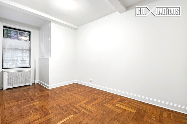 Building Photo - 110 W 69th St