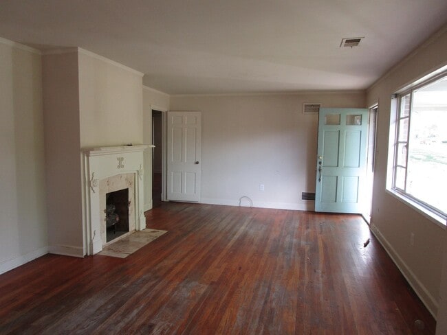 Building Photo - 298 W Poplar Ave