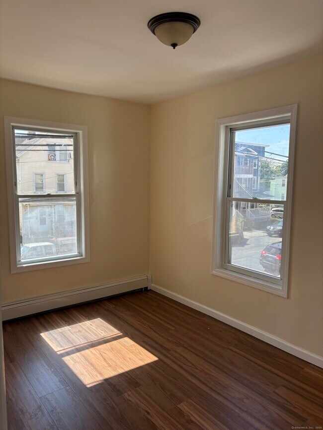 Foto del edificio - 219 Newfield Ave