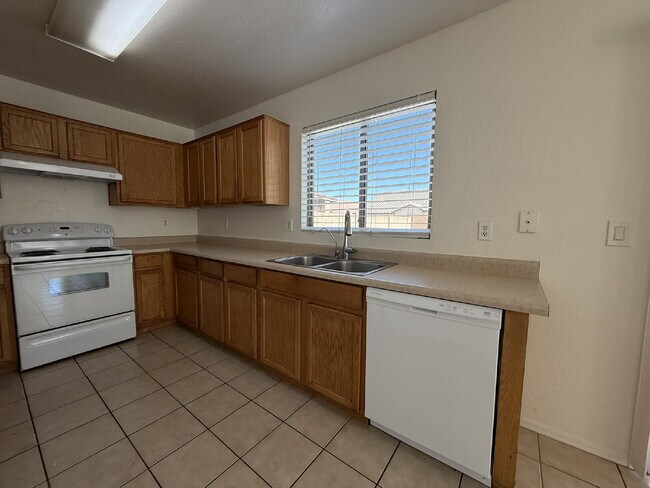 Foto del edificio - Updated 3-Bedroom Home with Vaulted Ceilin...