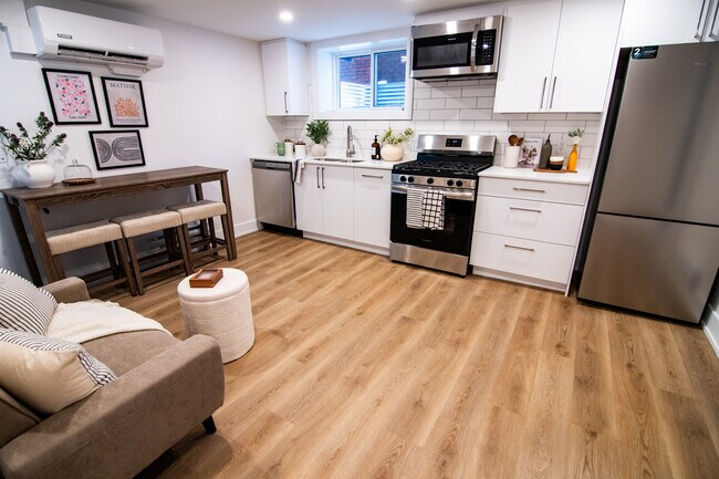 Building Photo - Newly Constructed Boutique Studio in Hintonburg (142 Young)