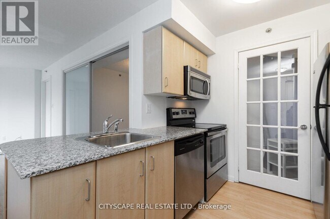 Photo du bâtiment - 80 Joe Shuster Way