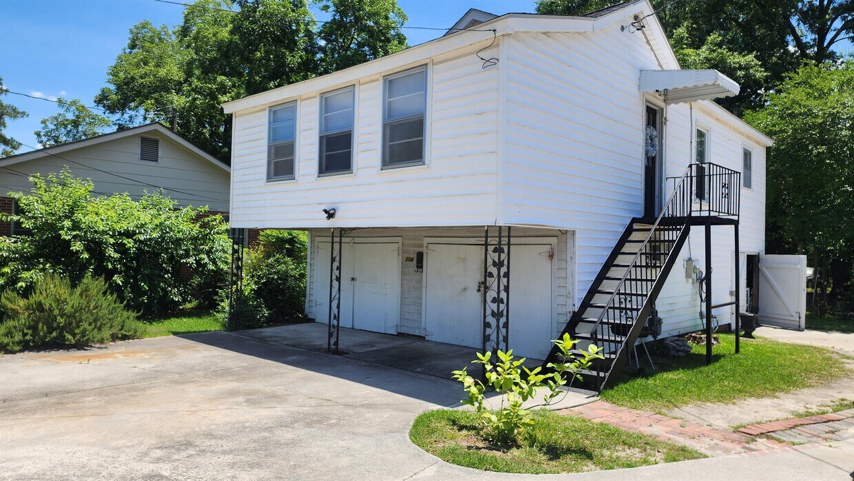 Primary Photo - 202-204 S Zetterower Ave