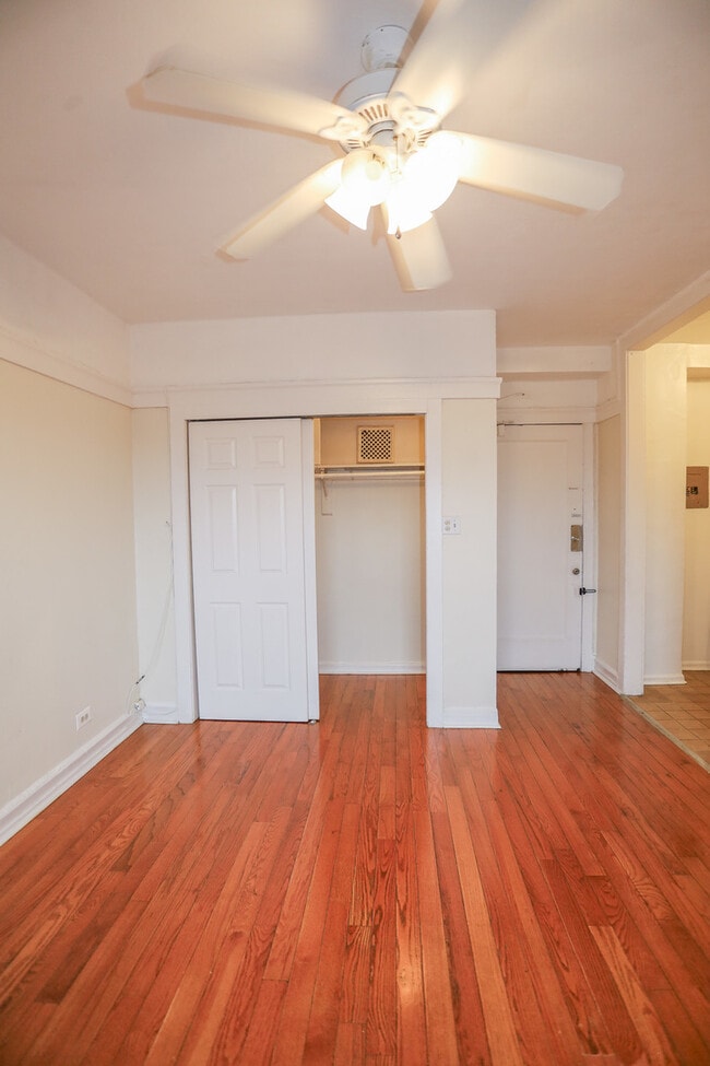 Building Photo - 7455 N Greenview Ave