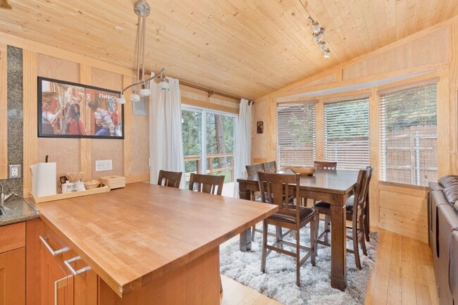 Foto del edificio - Fully Furnished & Move-In Ready Home – Long-Term Housing Available in Mammoth Lakes