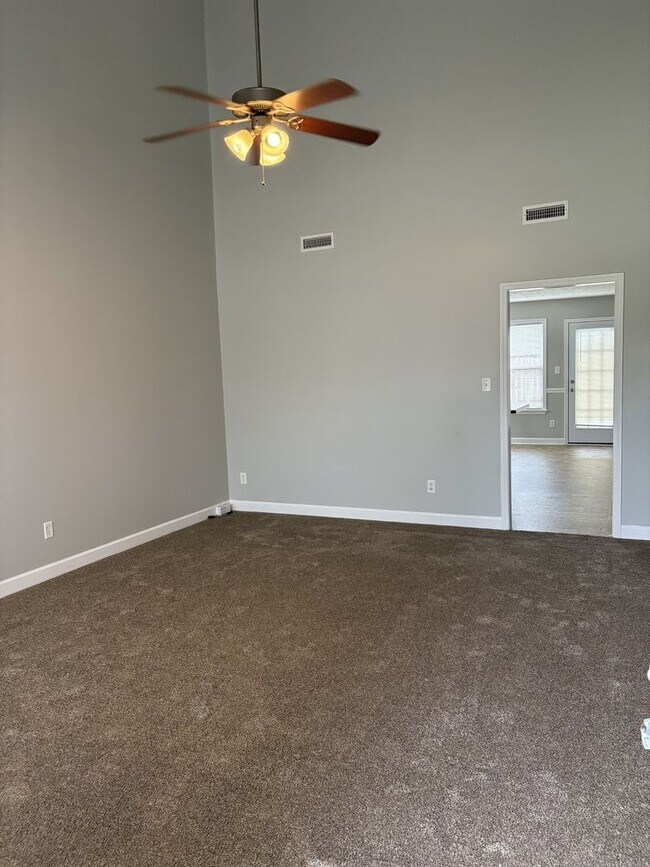 Building Photo - 3BR 2BA Convenient to Interstate, Cason Ln...