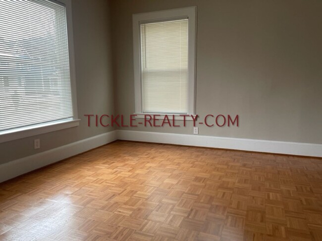 Building Photo - 4 Bedroom House - 2 Full Baths - 1st Floor...