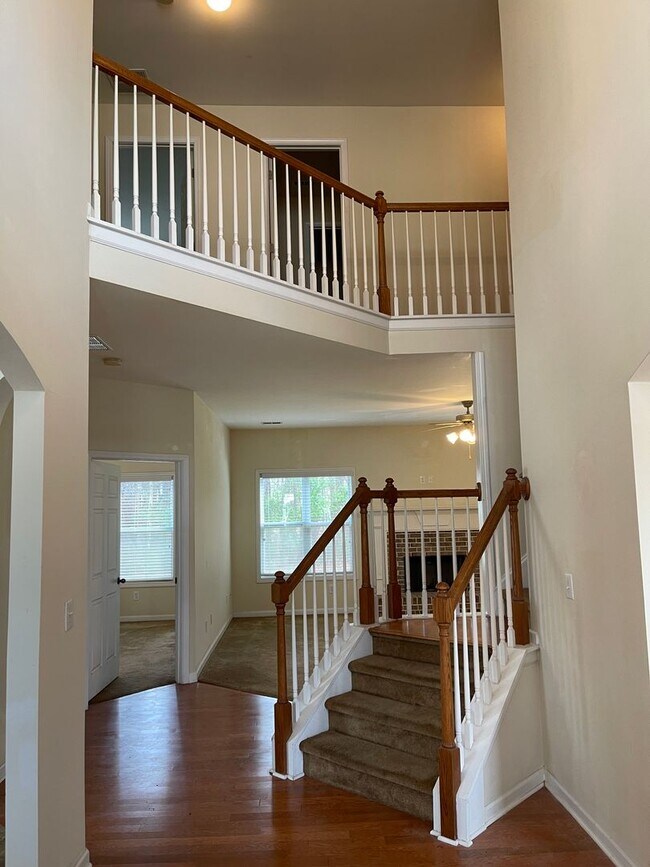 Building Photo - Large Home on Cul-de-sac