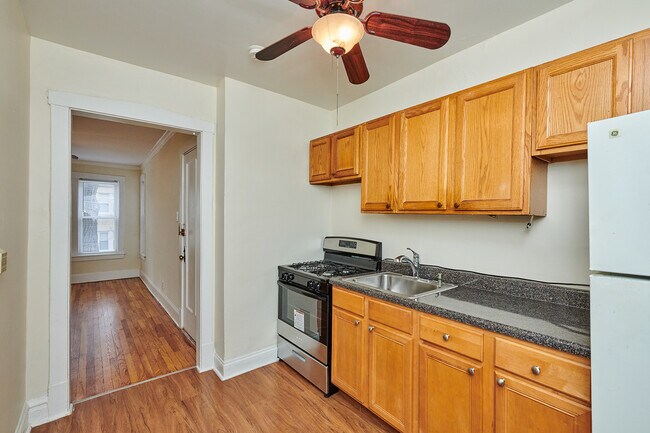 Building Photo - 2540 W Thorndale Ave