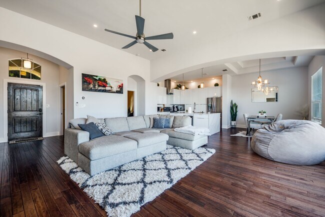 Building Photo - GORGEOUS TEXAS HILL COUNTRY HOME IN TAPATIO SPRINGS